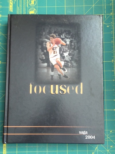 2004 SHAWNEE MISSION WEST „SAGA” HS YEARBOOK, 9 X 12.5 IN HARDBACK., KANSAS
