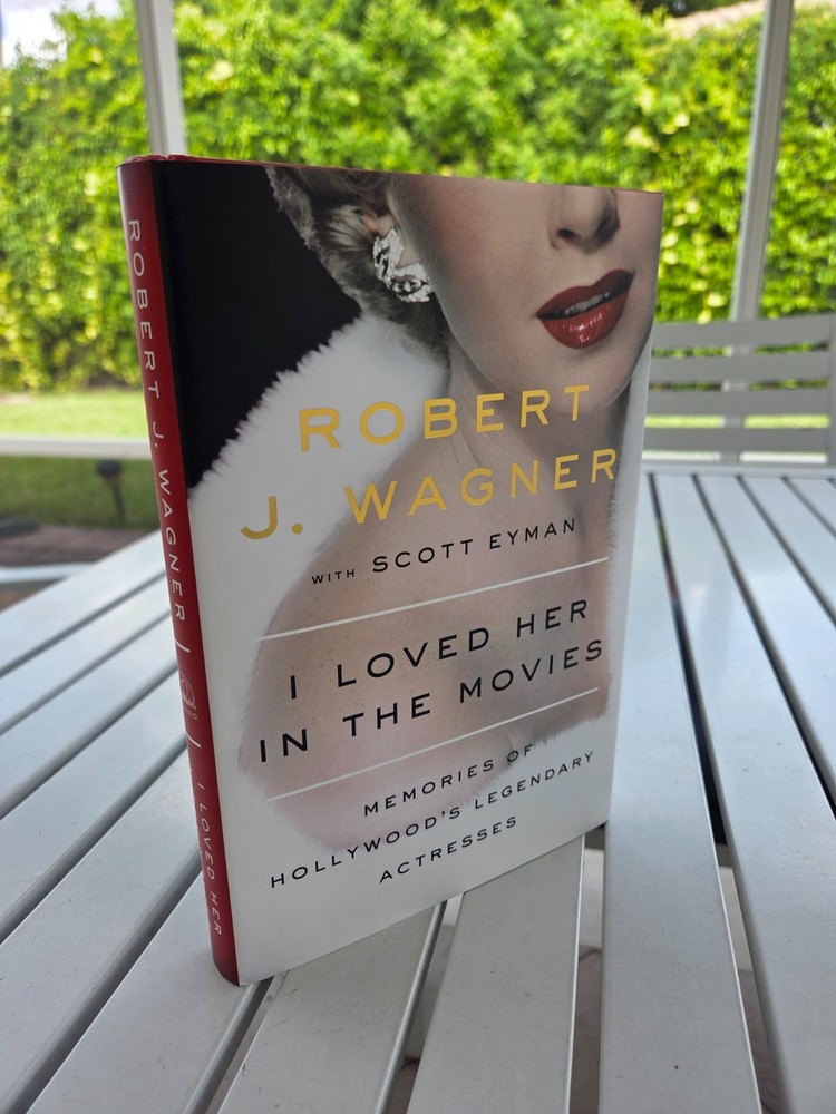I LOVED HER IN THE MOVIES BY ROBERT J. WAGNER 2016 SIGNED (NEW)