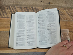 Classic 1984 NIV Compact Reference Bible in Black Bonded Leather Red Letter VG