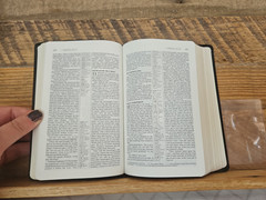 Classic 1984 NIV Compact Reference Bible in Black Bonded Leather Red Letter VG